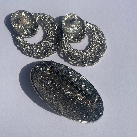 Feaux pearl and filigree and door knocker style earrings and brooch - Picture 7 of 7